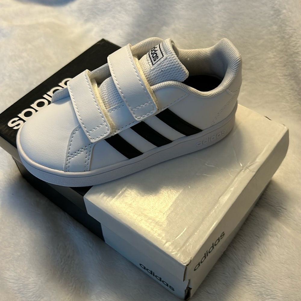 Adidas kid’s show, brand new in box, size9